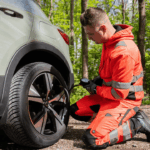 Det är sällan det stora högvoltsbatteriet som sviker i en begagnad elbil. Statistik visar att vanliga elfel och rostiga bromsar är betydligt vanligare orsaker till verkstadsbesök. Foto: SOS Vägassistans