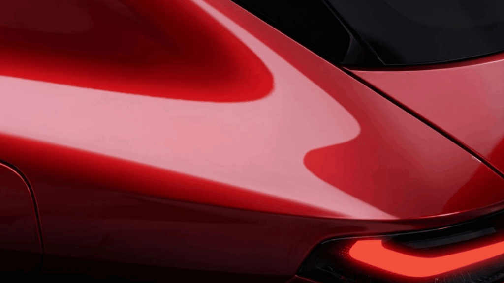 Alfa Romeos första teaserbild visar ett bakre hörn där den smala LED-slingan och den sluttande taklinjen skvallrar om en sportig design. Foto: Stellantis