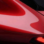 Alfa Romeos första teaserbild visar ett bakre hörn där den smala LED-slingan och den sluttande taklinjen skvallrar om en sportig design. Foto: Stellantis