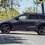 Subaru E-Outback i profil i friluftsmiljö.