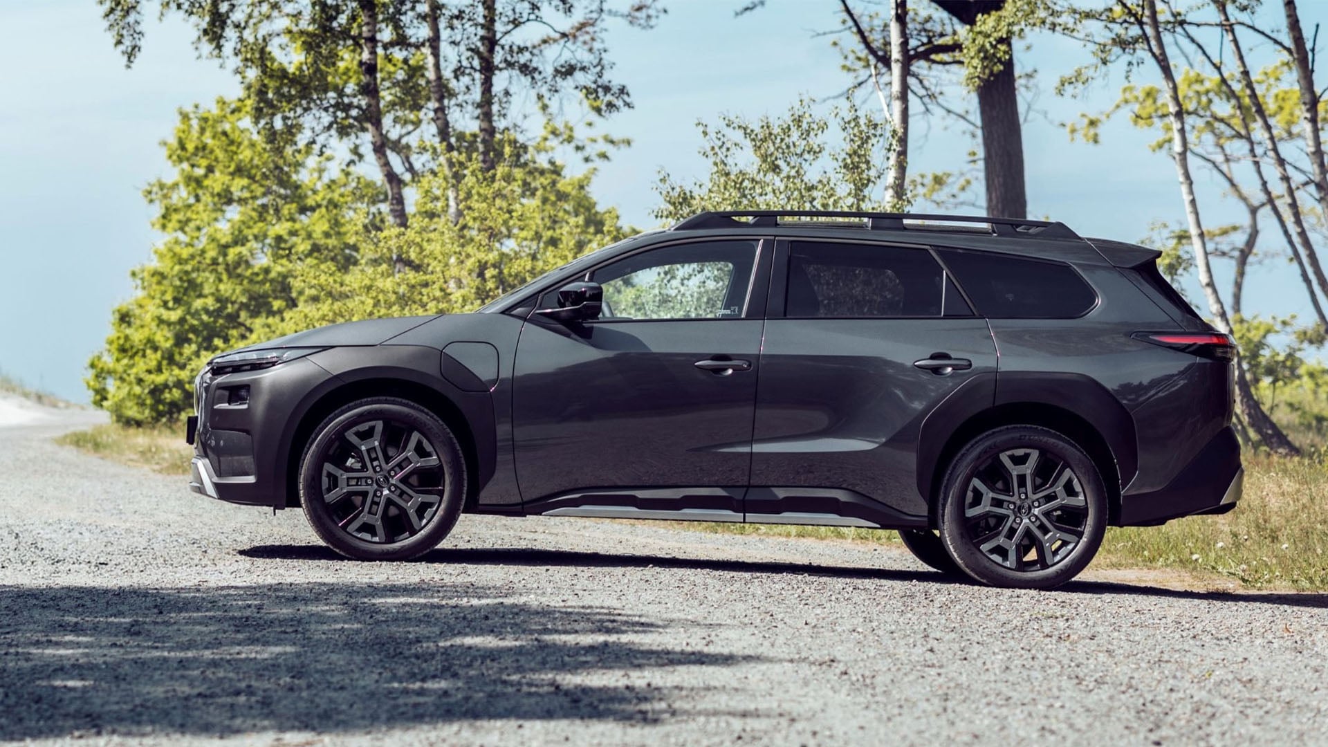 Subaru E-Outback i profil i friluftsmiljö.