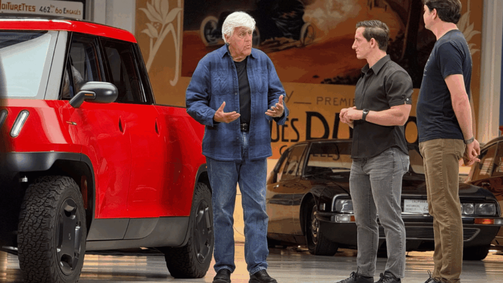 Motorlegendaren Jay Leno får en genomgång av den kompakta elpickupen Telo MT1 – en modell som väckt stort intresse hos bilentusiaster världen över. Foto: Telo