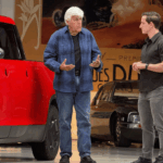 Motorlegendaren Jay Leno får en genomgång av den kompakta elpickupen Telo MT1 – en modell som väckt stort intresse hos bilentusiaster världen över. Foto: Telo