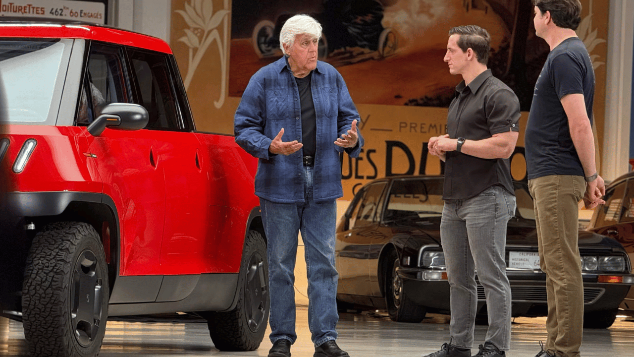 Motorlegendaren Jay Leno får en genomgång av den kompakta elpickupen Telo MT1 – en modell som väckt stort intresse hos bilentusiaster världen över. Foto: Telo