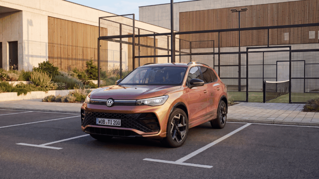 Jubileumsmodellen Tiguan EDITION 20 i den speciellt framtagna metalliclacken Maple Red. Foto: Volkswagen