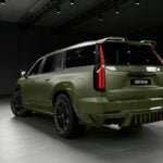 Grön Verde Carbon Cadillac Escalade-V Esv snett bakifrån i mörk studio.