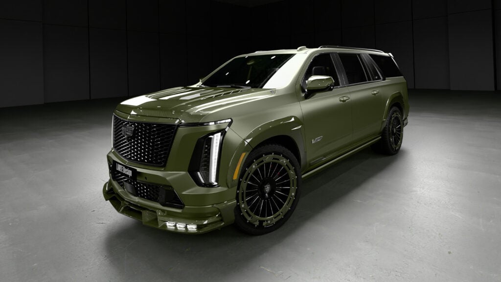 Grön Verde Carbon Cadillac Escalade-V Esv snett framifrån i mörk studio.