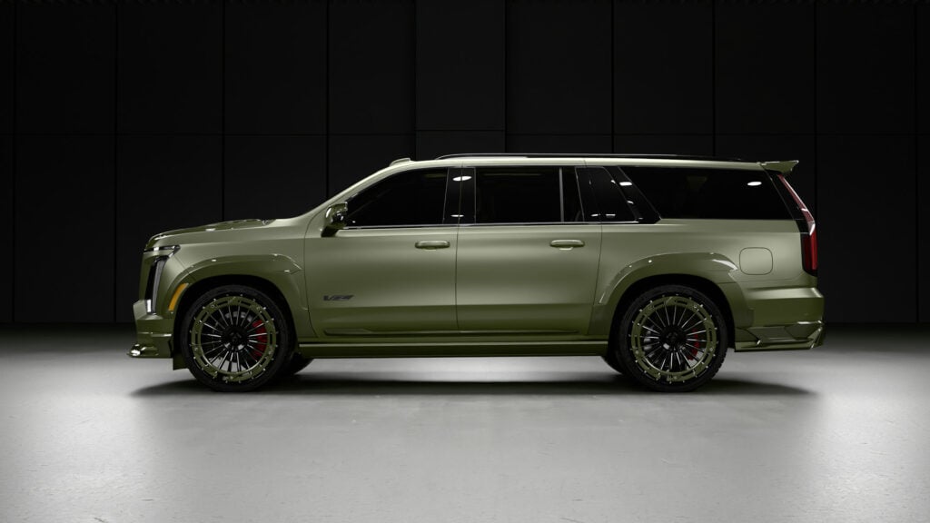 Grön Verde Carbon Cadillac Escalade-V Esv i profil i mörk studio.