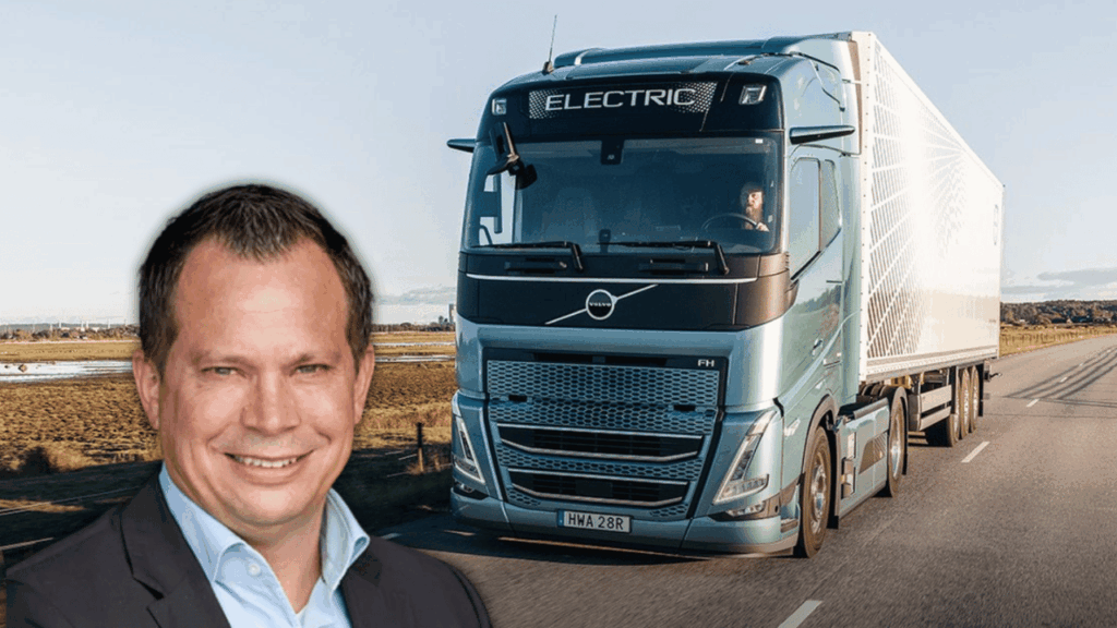 Niklas Andersson, chef för elektriska lösningar på Volvo Lastvagnar, tillsammans med en av tillverkarens tunga elmotoriserade lastbilar. Den nya generationens eldrift ska med sin långa räckvidd ge åkerierna trygghet att ställa om. Foto: Volvo lastvagnar
