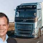 Niklas Andersson, chef för elektriska lösningar på Volvo Lastvagnar, tillsammans med en av tillverkarens tunga elmotoriserade lastbilar. Den nya generationens eldrift ska med sin långa räckvidd ge åkerierna trygghet att ställa om. Foto: Volvo lastva