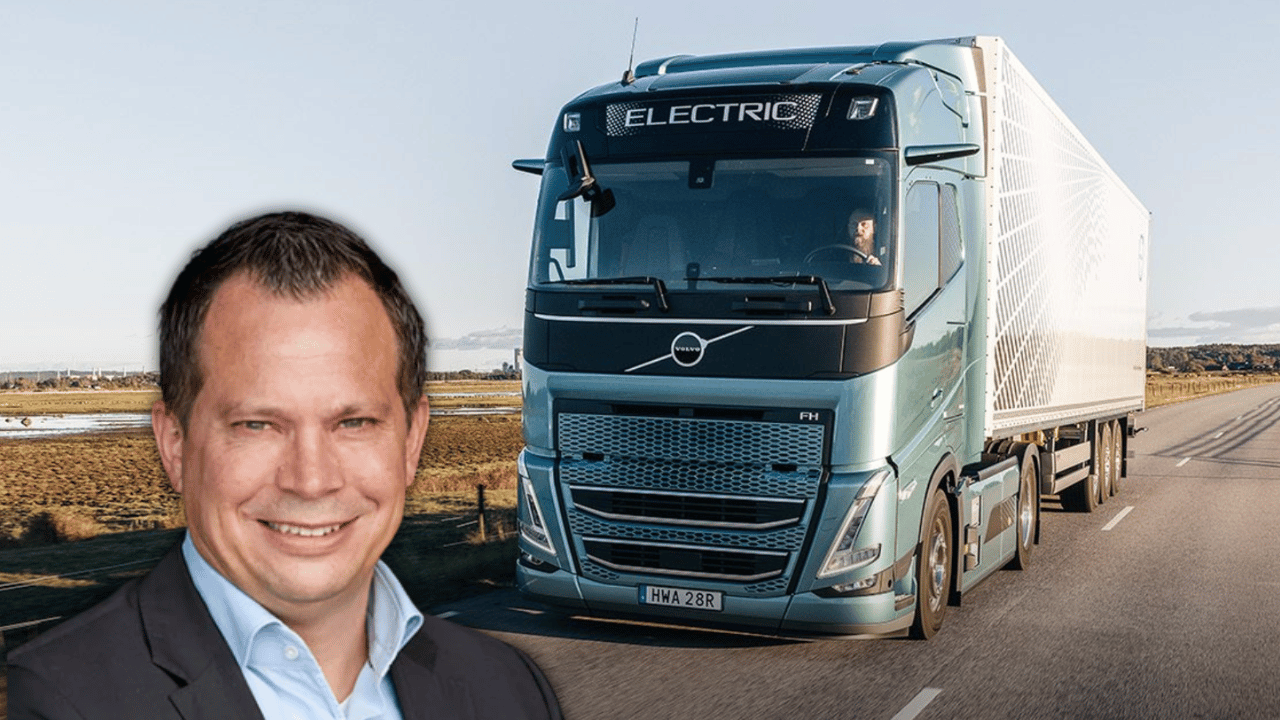 Niklas Andersson, chef för elektriska lösningar på Volvo Lastvagnar, tillsammans med en av tillverkarens tunga elmotoriserade lastbilar. Den nya generationens eldrift ska med sin långa räckvidd ge åkerierna trygghet att ställa om. Foto: Volvo lastvagnar