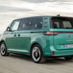 Grön VW ID. Buzz snett bakifrån.