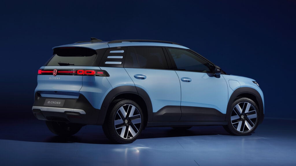 VW ID. Cross snett bakifrån i studiomiljö.