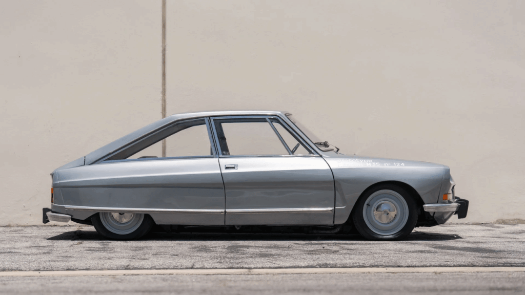 Citroën M35 i profil visar tydligt Heuliez-karossens unika linjer och bilens kompakta 2+2-layout. Notera texten "prototype citroën M35 no 124" på framskärmen. Foto: Broad Arrow Auctions