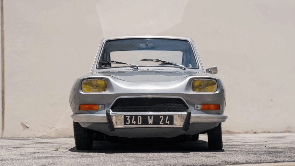 Fronten med de gula strålkastarna och den tidstypiska franska registreringsskylten. M35:an har kvar sin originalglans. Foto: Broad Arrow Auctions