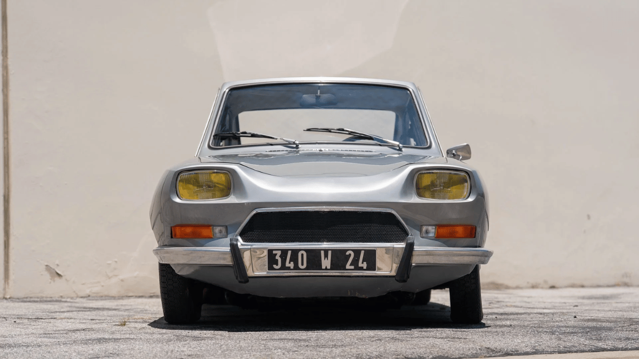 Fronten med de gula strålkastarna och den tidstypiska franska registreringsskylten. M35:an har kvar sin originalglans. Foto: Broad Arrow Auctions