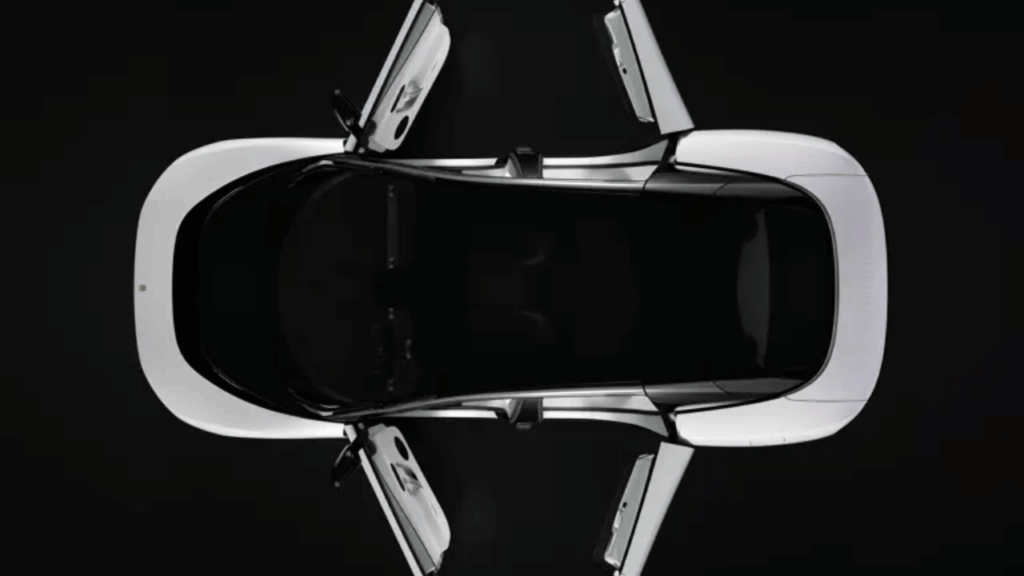 Måsvingarna möts. Sett ovanifrån framträder bilens dramatiska arkitektur med alla fyra dörrar öppna, vilket ger fri sikt in i den minimalistiska kupén. Foto: RM Sothebys