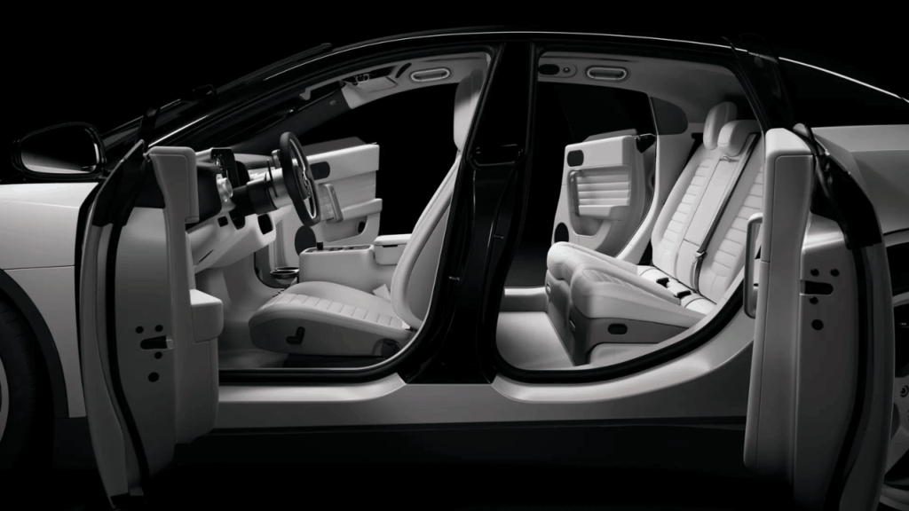Den fyrsitsiga kupén med sina ljusa lädersäten inbjuder till långfärd och framhäver den genomtänkta ergonomin och rymden som är möjlig med elektrisk drivlina. Foto: RM Sothebys