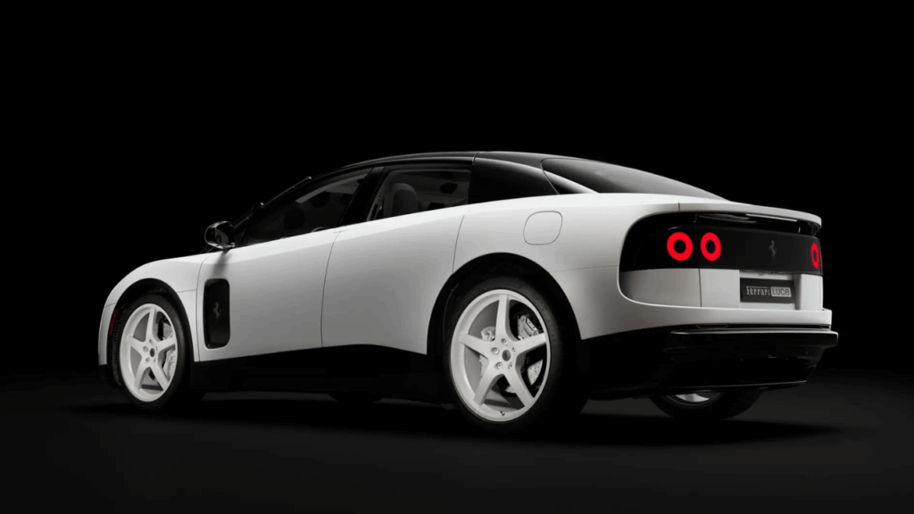 Signatur för en ny era. Luce-modellen känner du igen på de distinkta cirkulära bakljusen som lyser rött mot den mörka kolfiberpanelen, en visuell markör som kopplar samman tradition med framtid. Foto: RM Sothebys