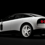 Signatur för en ny era. Luce-modellen känner du igen på de distinkta cirkulära bakljusen som lyser rött mot den mörka kolfiberpanelen, en visuell markör som kopplar samman tradition med framtid. Foto: RM Sothebys