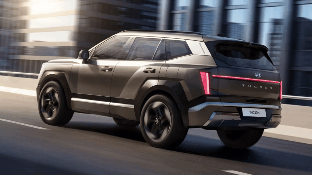 Tydligt kantigare former, markerade skärmbreddare och längre axelavstånd än föregångaren. Foto: Hyundai