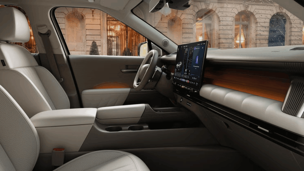 Horisontella linjer, mjuk stämningsbelysning och uppdaterade materialval höjer kvalitetskänslan. Foto: Hyundai