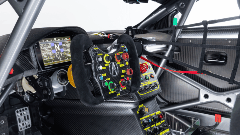 Förarplatsen i en Acura NSX GT3. HRC uppdaterar tekniken för att bilarna ska vara redo att tävla igen. Foto: Honda