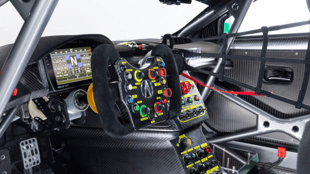 Förarplatsen i en Acura NSX GT3. HRC uppdaterar tekniken för att bilarna ska vara redo att tävla igen. Foto: Honda