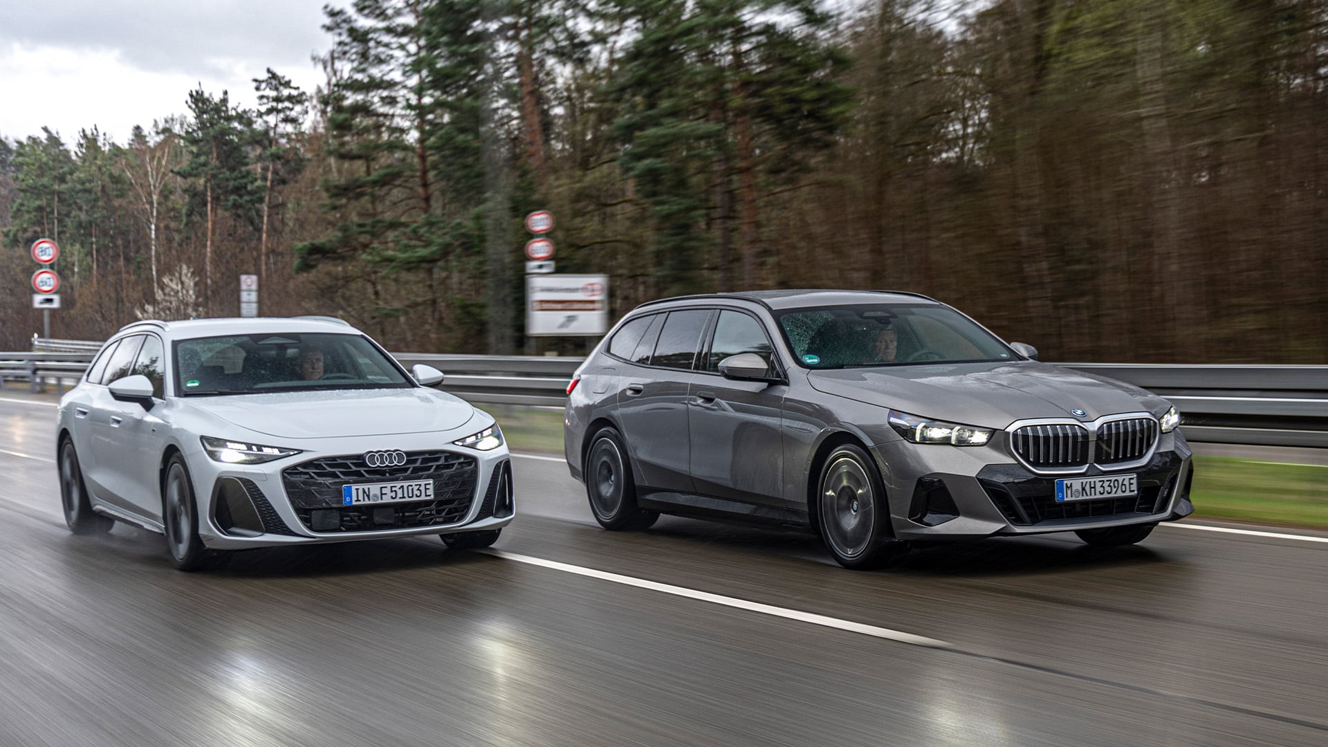 Audi A6 Avant och BMW 530e på väg med skog i bakgrunden.
