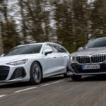 Audi A6 Avant och BMW 530e bredvid varandra på langsväg.