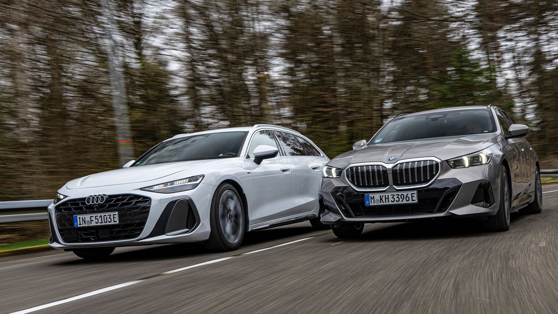 Audi A6 Avant och BMW 530e bredvid varandra på langsväg.