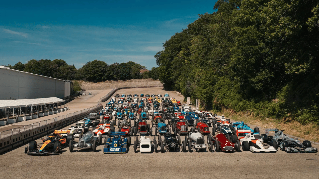 En helt unik uppställning: Över 120 Grand Prix- och Formel 1-bilar från över ett sekel samlades på Brooklands för att fira det brittiska GP-jubileet. Foto: Brooklands Museum
