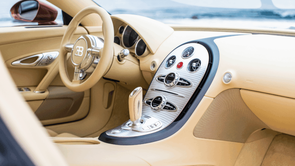 Interiör: Exklusiv cockpit i Magnolia-läder med en elegant mittkonsol och hög klockprecision. Foto: Bugatti