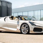 Vit Bugatti W16 Mistral snett framifrån.