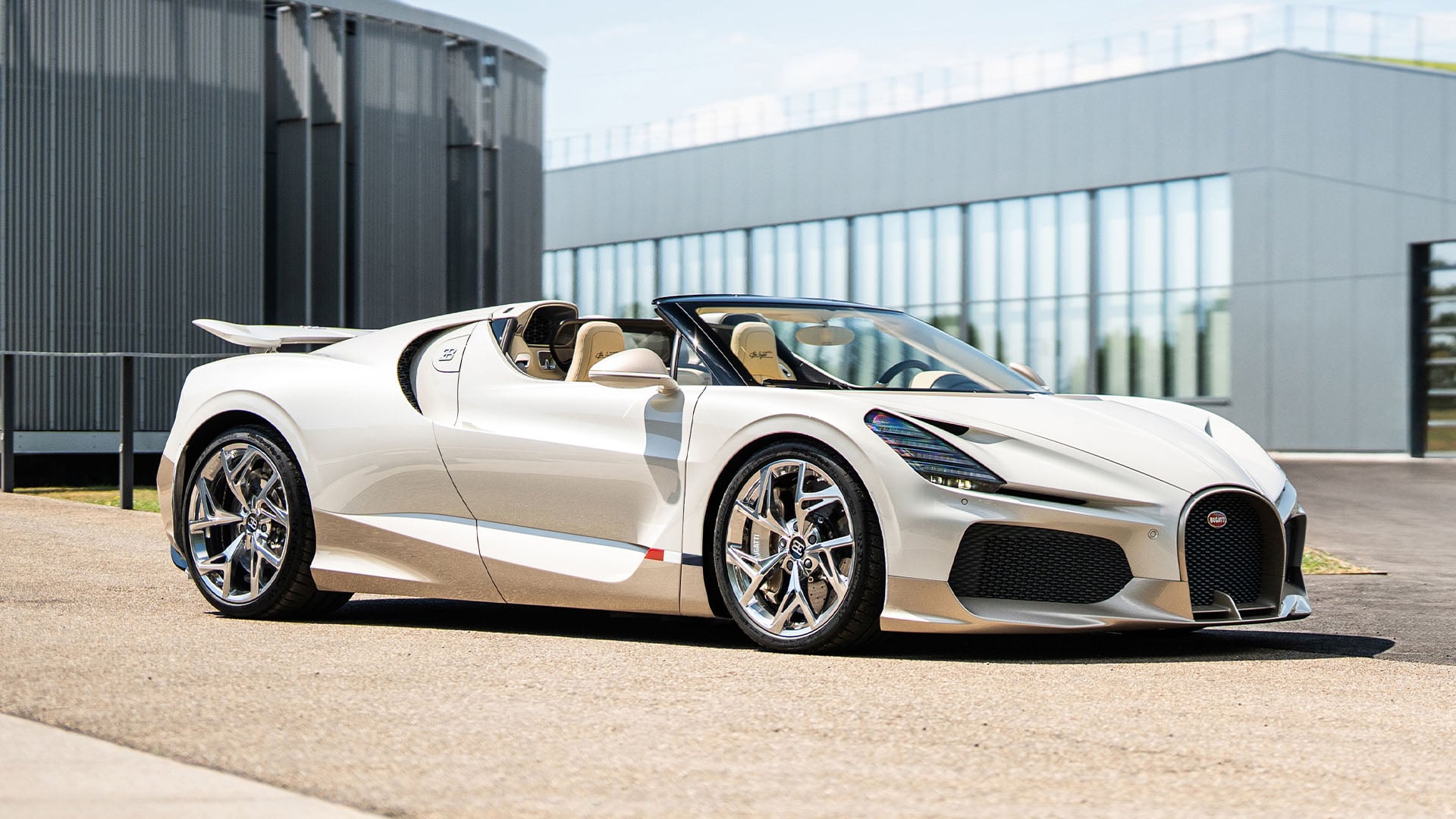 Vit Bugatti W16 Mistral snett framifrån.