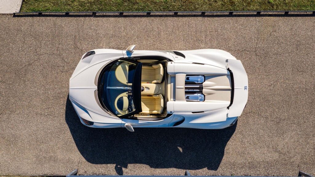 Vit Bugatti W16 Mistral uppifrån.