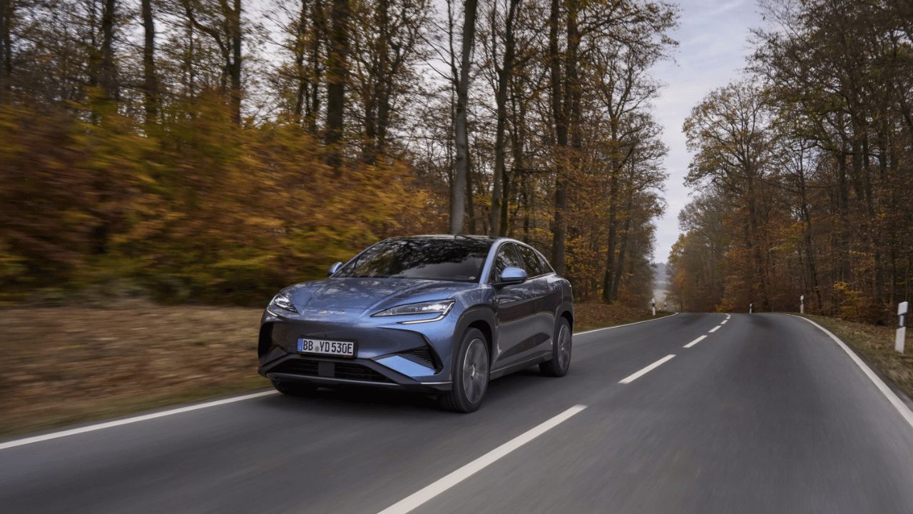Reklamfilmen för BYD Sealion 7 spelades in på avstängd bana i Åre med en skidåkare bakom bilen. Trots varningstext fälls tillverkaren nu av Reklamombudsmannen. Foto: BYD
