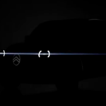 Teaserbilden skvallrar om siluetten för nya eldrivna Citroën 2CV, med de klassiska runda formerna och moderna LED-strålkastare. Foto: Citroën
