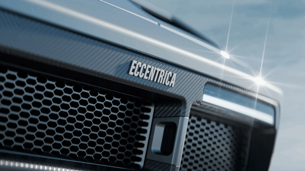 Eccentrica-logotypen på fronten, inramad av kolfiber och nätgrill. Foto: Eccentrica