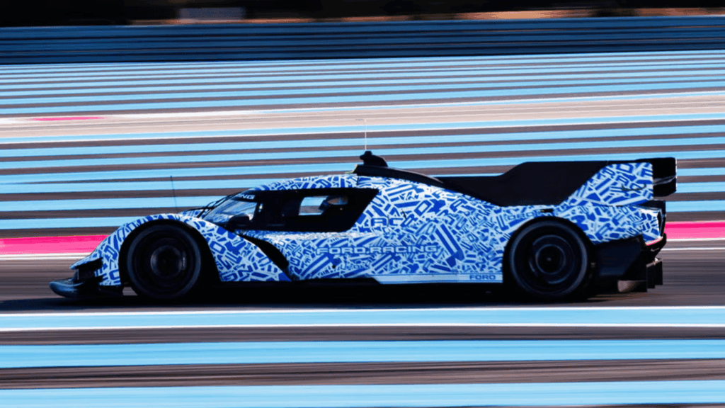Fords nya hyperbil i profil under de inledande testerna på Circuit Paul Ricard. Den aerodynamiska siluetten avslöjar en distinkt hajfenefena och en stor bakvinge, anpassad för Le Mans-reglementet. Foto: Ford Racing