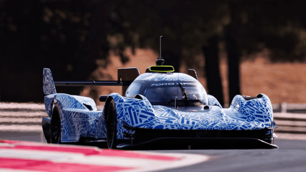 Fronten på Fords Le Mans-utmanare präglas av svepande hjulhus och ett centralt luftintag på taket. Kamouflagedekoren döljer de slutgiltiga aerodynamiska detaljerna inför 2027. Foto: Ford Racing
