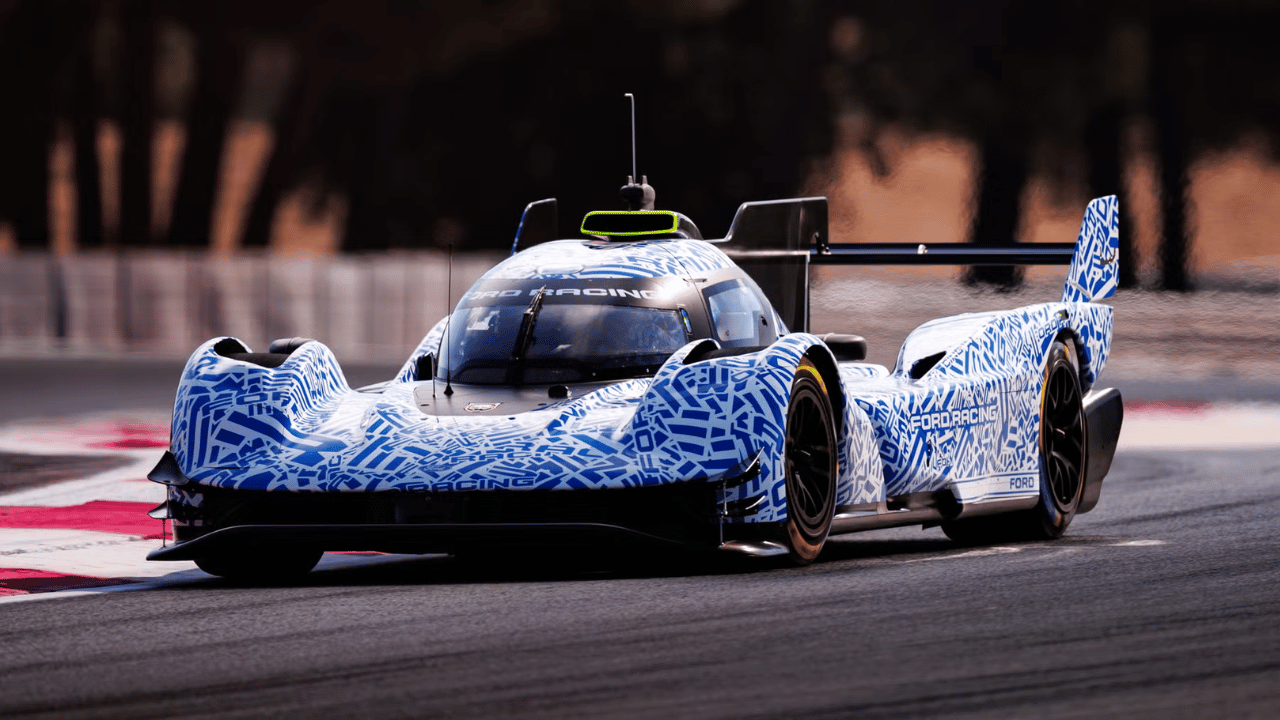 Bakom ratten på den nya hyperbilen under de första farttesterna satt bland andra Matt Campbell och Logan Sargeant för att utvärdera bilens grundläggande köregenskaper. Foto: Ford Racing