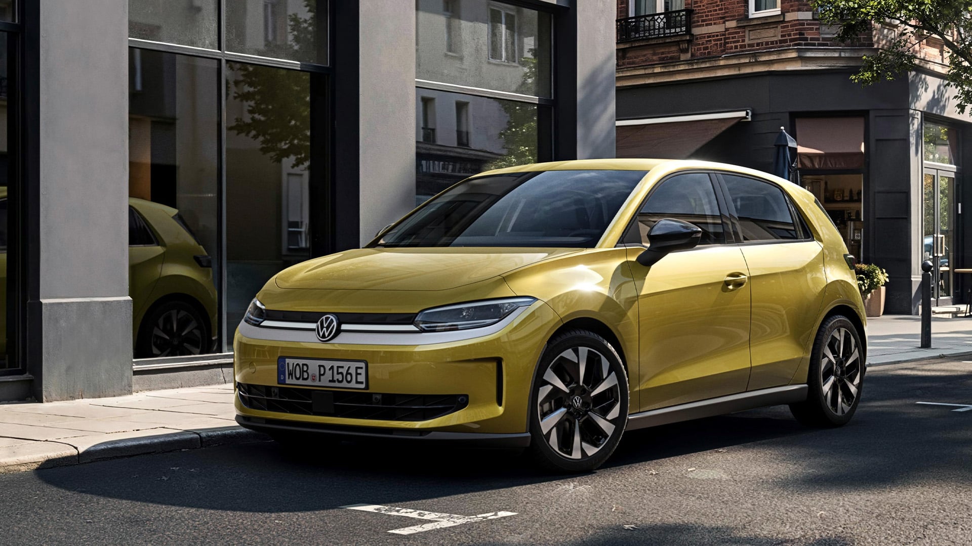 Gul VW ID. Polo Trend snett framifrån står parkerad.