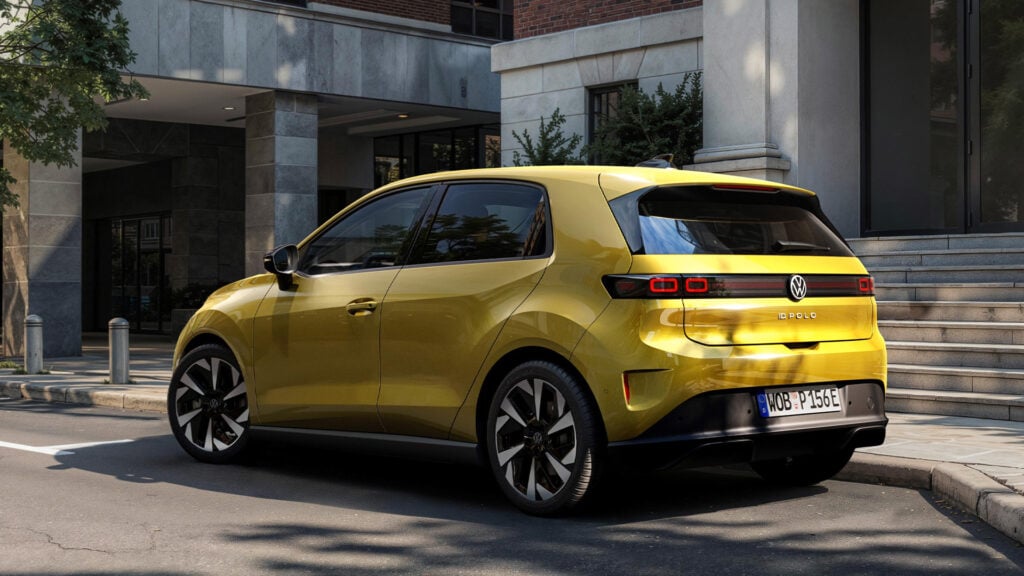 Gul VW ID. Polo Trend snett bakifrån står parkerad.
