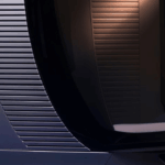 Linjära grafik- och riffelmotiv löper från motorhuven och karossen direkt in i instrumentbrädan och förarmiljön. Designgreppet knyter ihop bilens yttre och inre till en sammanhållen formvision. Foto: Jaguar