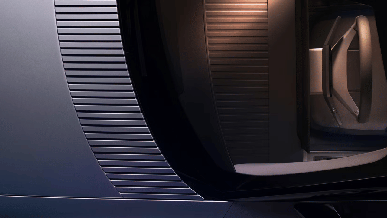 Linjära grafik- och riffelmotiv löper från motorhuven och karossen direkt in i instrumentbrädan och förarmiljön. Designgreppet knyter ihop bilens yttre och inre till en sammanhållen formvision. Foto: Jaguar