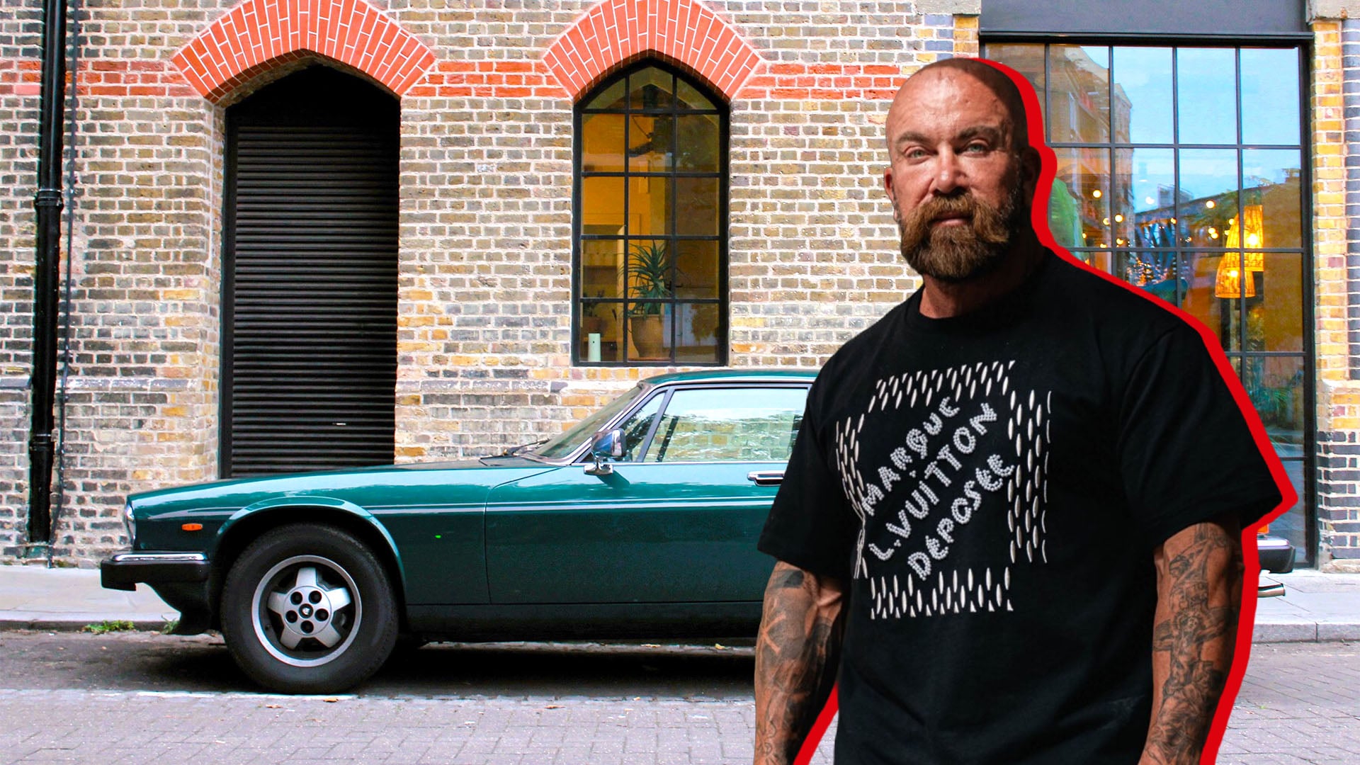Jan Emanuel inklippt framför en grön Jaguar XJS.