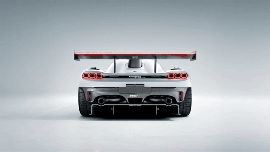Aktern på CCGT1 domineras av den enorma, aktiva bakvingen och märkets distinkta bakljus. Foto: Koenigsegg