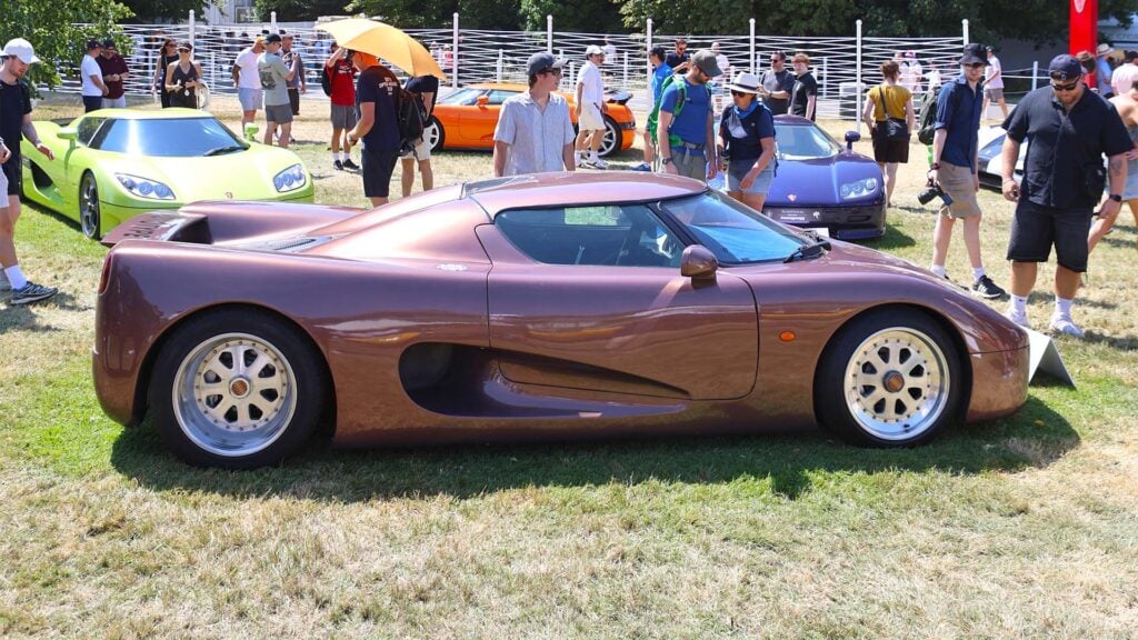En brun Koenigsegg CC i profil på Goodwood Festival of Speed 2026.