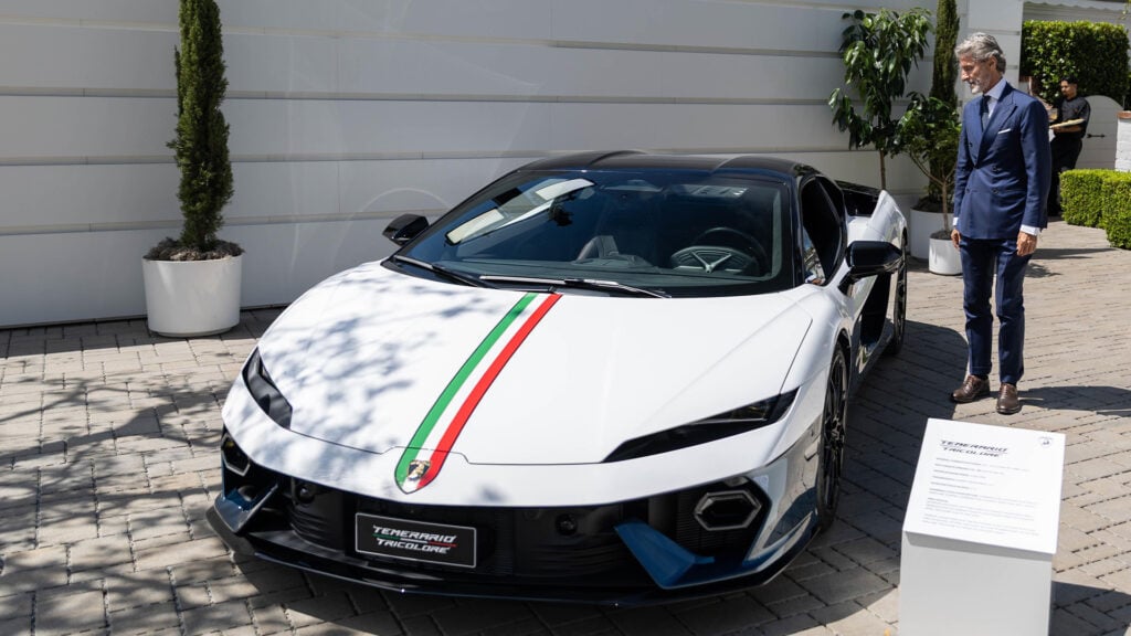 Temerario Tricolore snett framifrån med Stephan Winkelmann till höger som tittar på bilen.